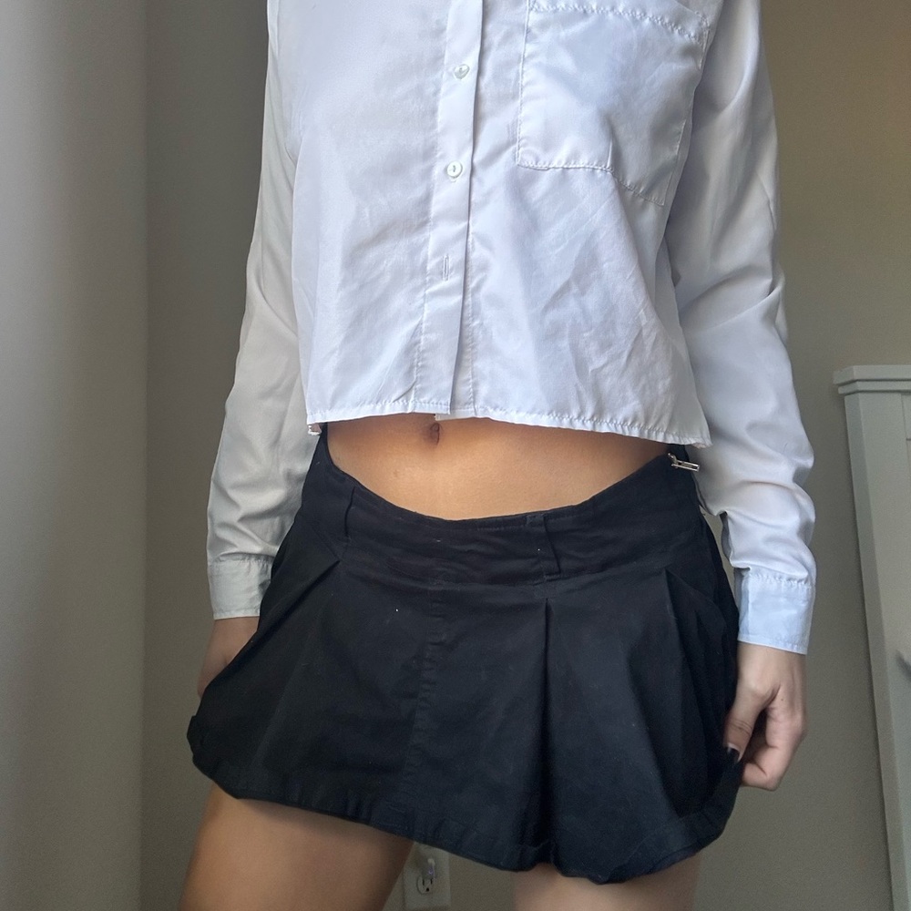 black pleaded mini skirt